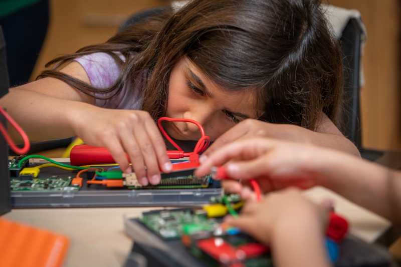 A student from Sylvia Mendez Elementary building a computer kit. (Credit: Thor Swift/Berkeley Lab)
