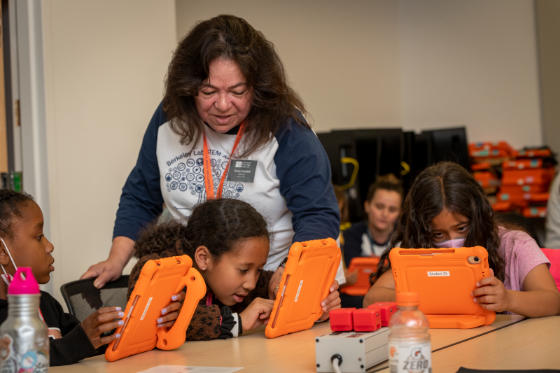 Tammy Campbell, Support Services Lead, working with students from Sylvia Mendez. (Credit: Thor Swift/Berkeley Lab)