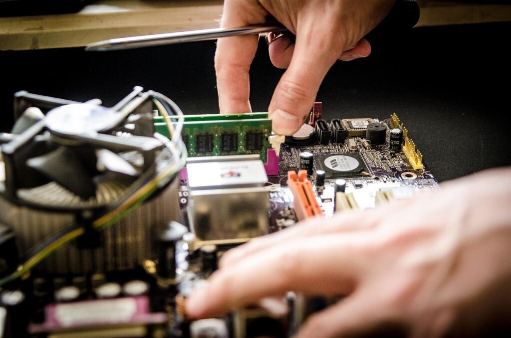 Repairing a computer. (Credit: jarmoluk/Pixabay)